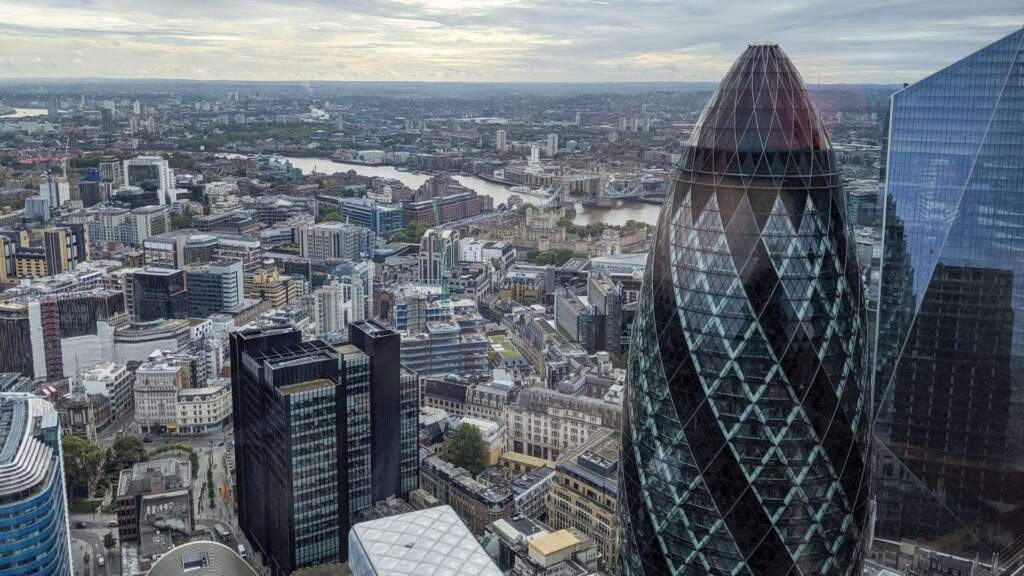 How much do consultant solicitors make in London and the UK